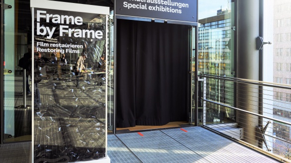 Eingang zur Ausstellung »Frame By Fame«. Foto: Marian Stefanowski