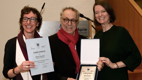Verleihung des Ehrenpreises an Festivaldirektor Dieter Kosslick, v.l.: INTERFILM-Präsidentin Julia Helmke, Dieter LKosslick, Jurypräsidentin Anna Grebe