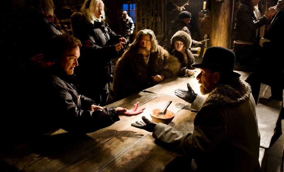 Am Tisch mit Kurt Russell, Jennifer Jason Leigh und Tim Roth: Tarantino (l.) am Set von »The Hateful Eight«
