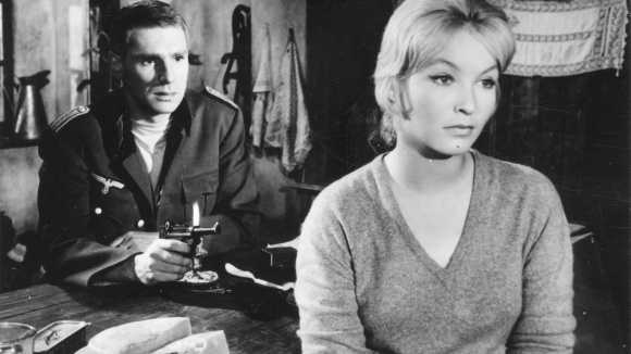Robert Hossein mit Marina Vlady in »La nuit des espions« (1959)