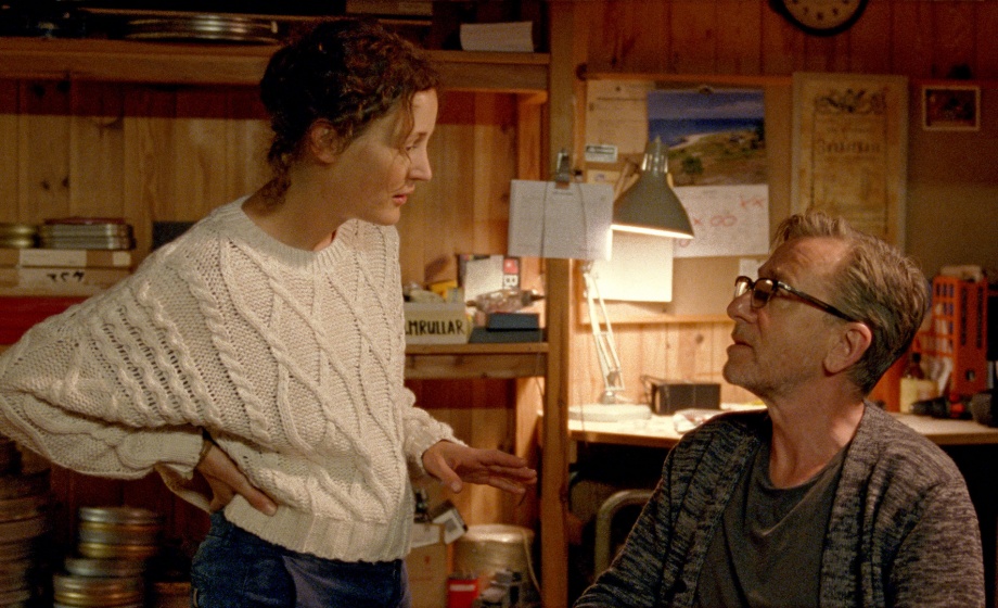 Vicky Krieps, Tim Roth in »Bergman Island« (2020). © Weltkino