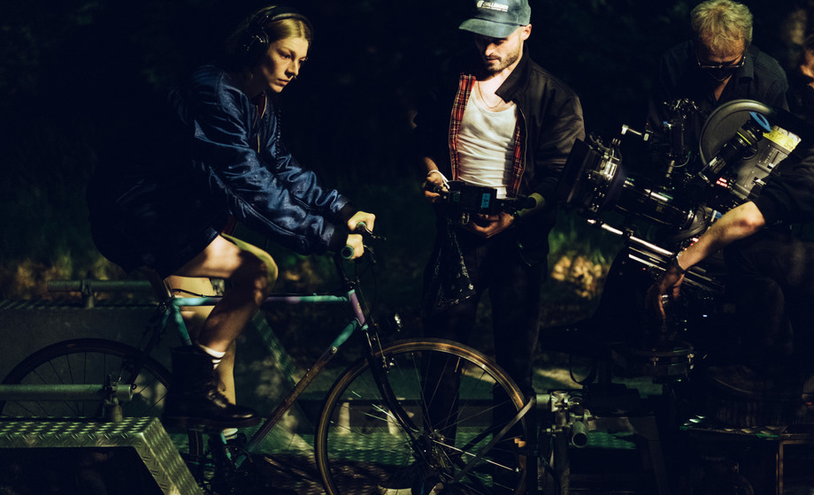 Hunter Schafer und Tilman Singer am Set von »Cuckoo« (2024). © Felix Dickinson / NEON