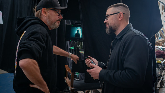 Produzent Chris Columbus und Regisseur Robert Eggers am Set von »Nosferatu – Der Untote« (2024). © Focus Features