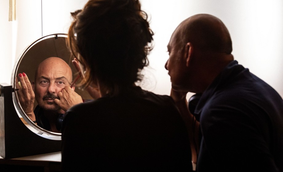 Emanuele Crialese mit Penélope Cruz am Set von »L'immensità« (2022). © Prokino