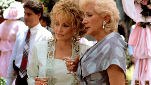 Olympia Dukakis mit Dolly Parton in »Magnolien aus Stahl« (1989). © TriStar Pictures / Sony Pictures Entertainment Deutschland