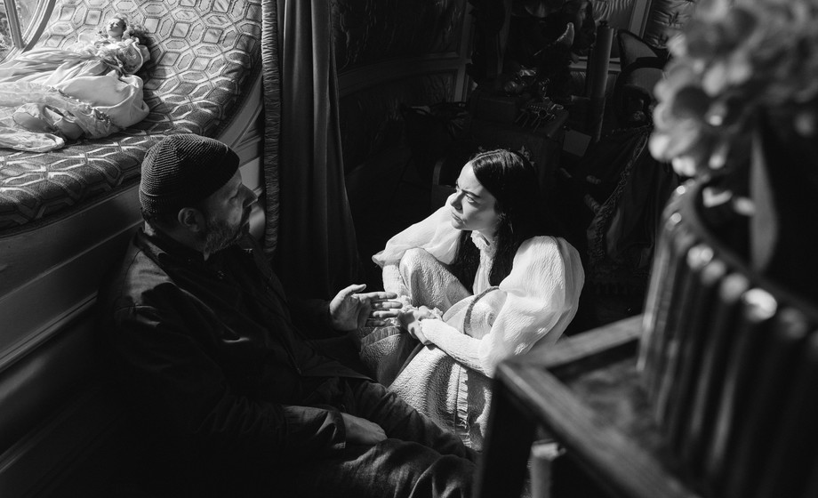 Yorgos Lanthimos und Emma Stone am Set von »Poor Things« (2023). © Atsushi Nishijima / 20th Century Studios