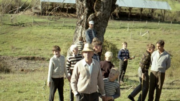 Paul Schäfer (Mitte) mit einer Gruppe Jungen ca. 1968 in Chile | Bild: WDR/LOOKSfilm