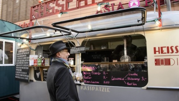 Festivaldirektor Dieter Kosslick am Food Truck „Heisser Hobel“ während der Berlinale 2014. © Piero Chiussi